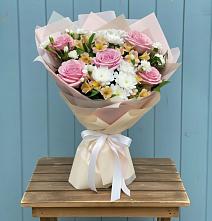 Букет цветов из:  Гвоздики, Орхидеи и Розы в Южном Краснодарского края