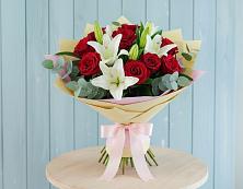 Букет цветов из:  Лилии и Розы в Южном Краснодарского края