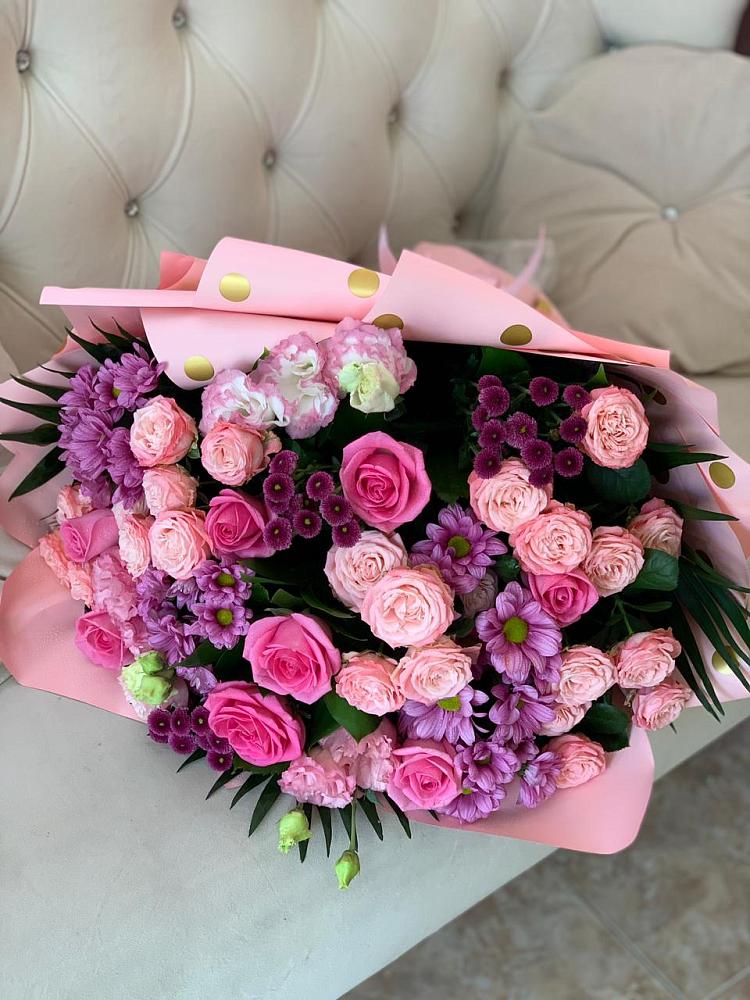 Букет цветов из: Хризантемы, Розы и Лизиантусы в Южном Краснодарского края