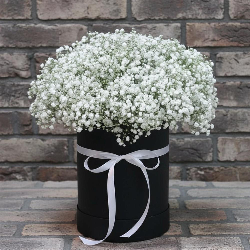 Цветочная композиция из Гипсофила в шляпной коробке в Южном Краснодарского края