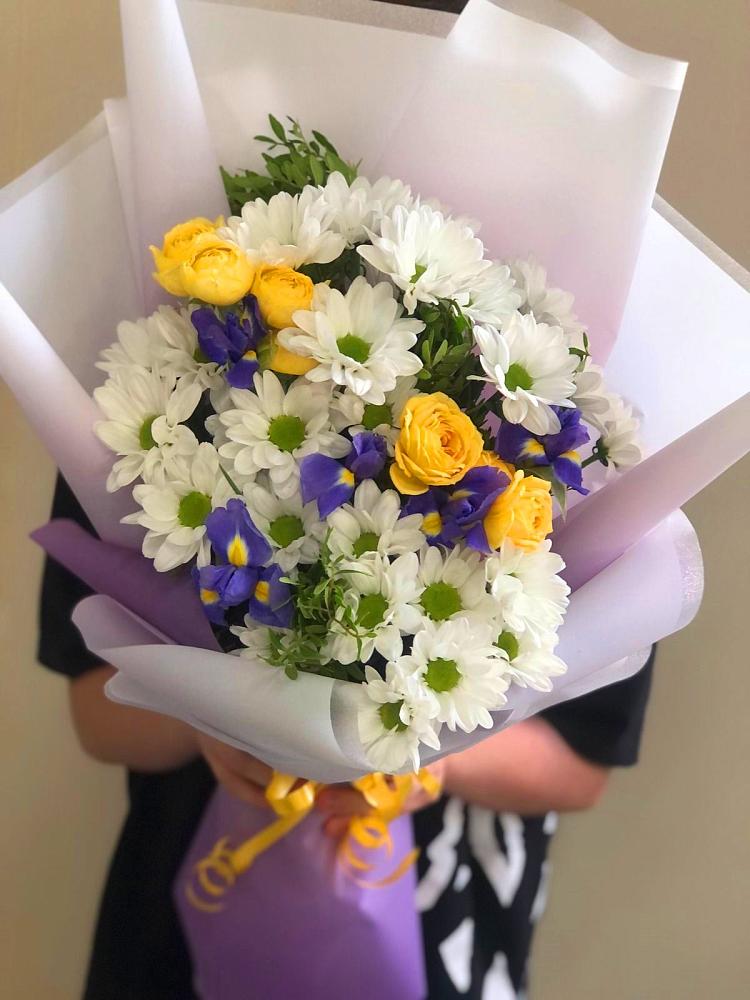 Букет цветов из: Ирисы, Хризантемы и Розы в Южном Краснодарского края