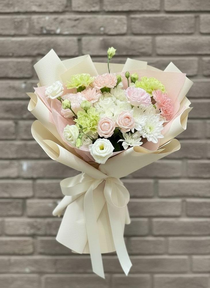 Букет цветов из: Гвоздики, Розы, Лизиантусы и Хризантемы в Южном Краснодарского края