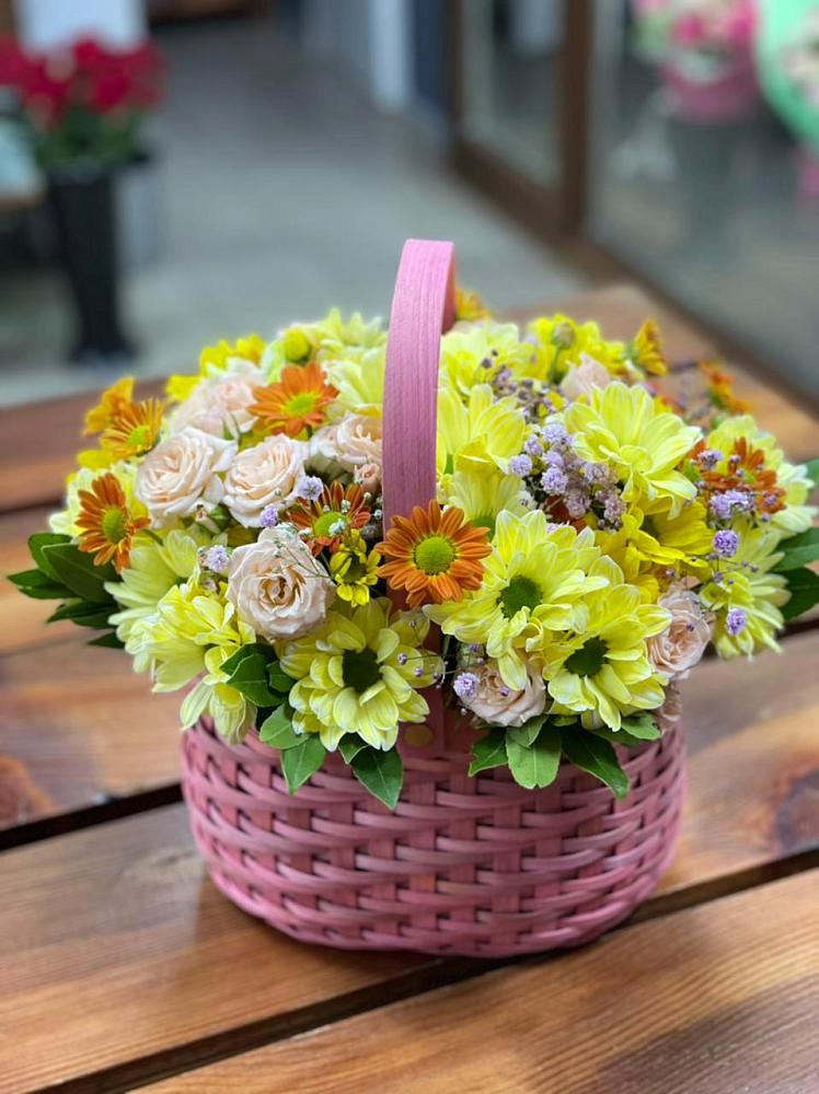 Цветочная композиция из Хризантемы и Розы в корзине в Южном Краснодарского края