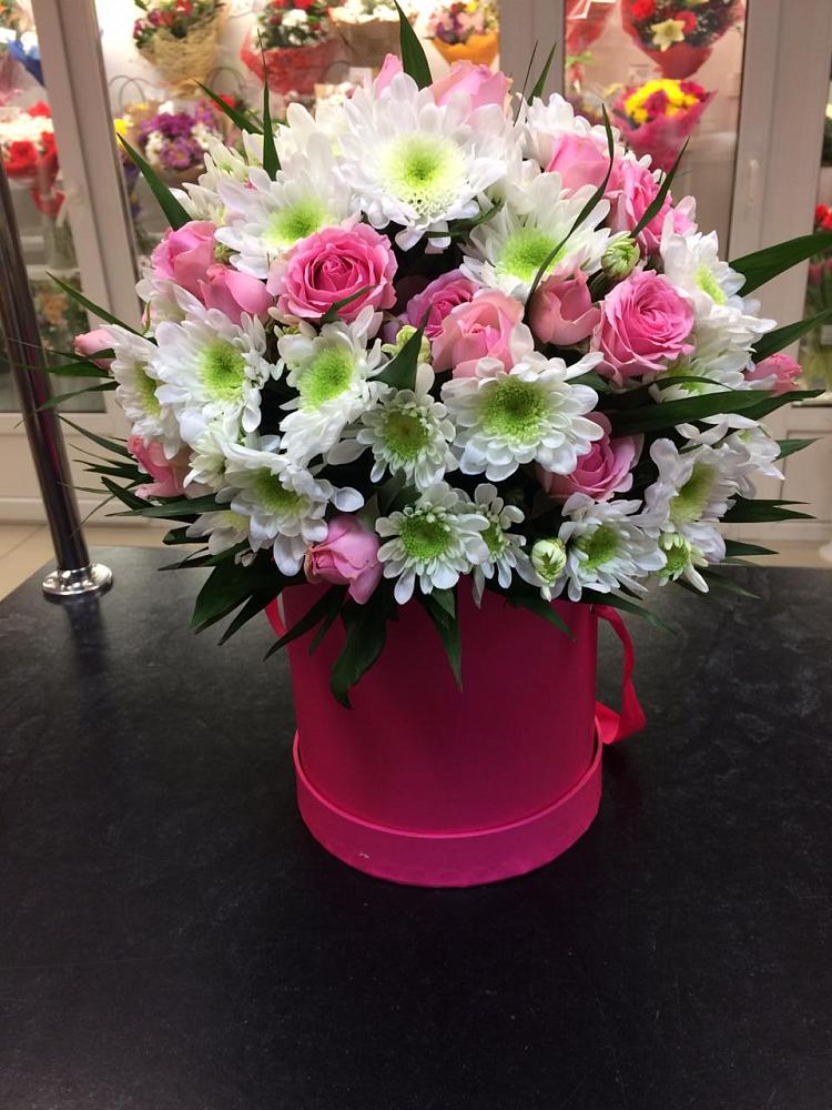 Цветочная композиция из Розы и Хризантемы в шляпной коробке в Южном Краснодарского края