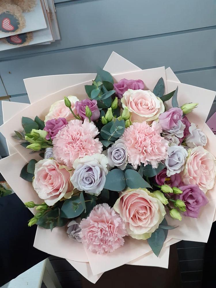 Букет цветов из: Розы, Гвоздики и Лизиантусы в Южном Краснодарского края